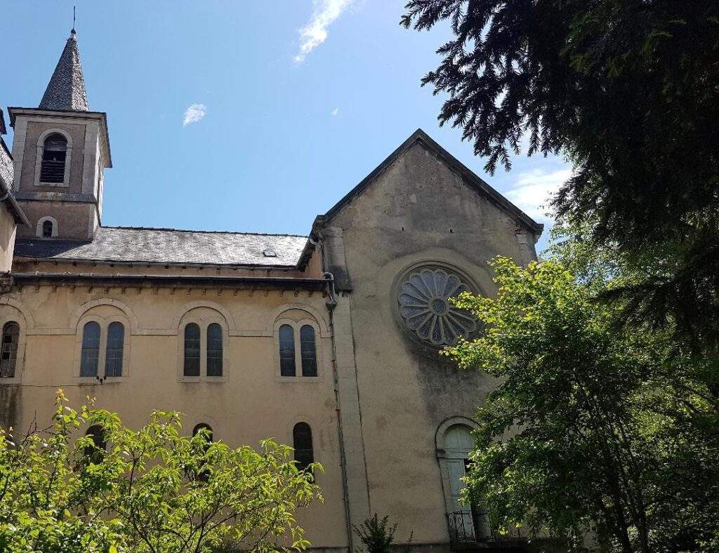 eglise couvent soeurs de jesus serviteur couvent de cruejouls aveyron