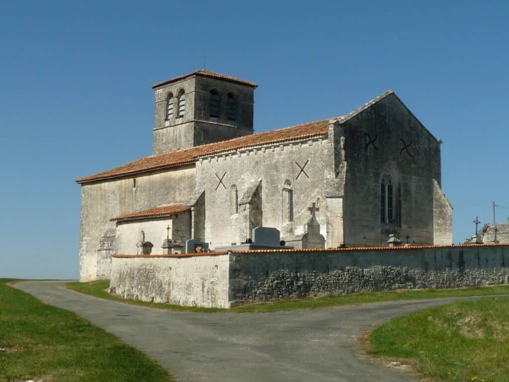 eglise de champagne et fontaine dordogne