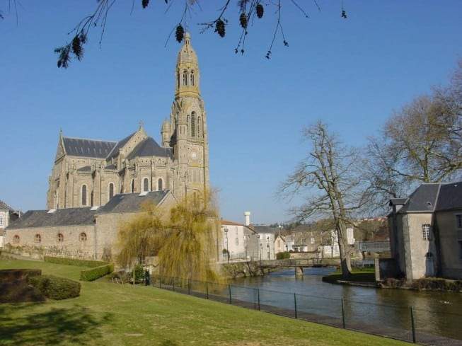 eglise de saint laurent sur sevre vendee