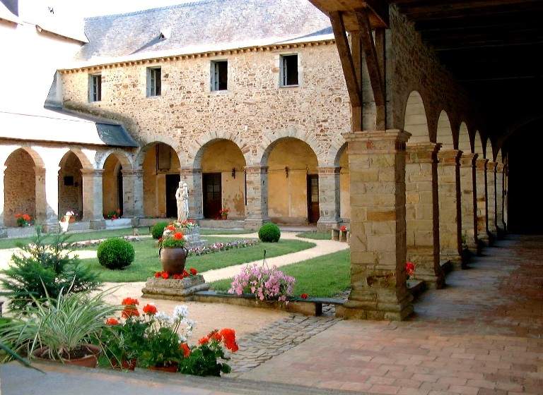 eglise monastere des benedictines craon