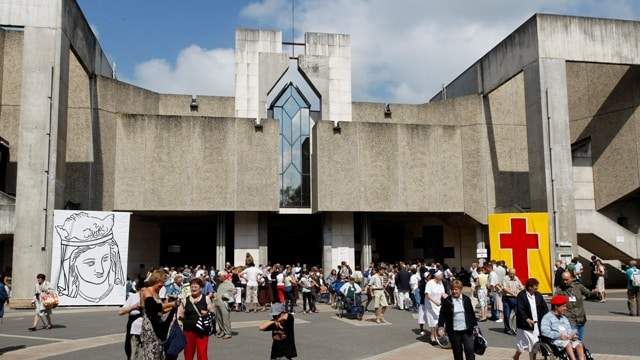 eglise sainte bernadette lourdes