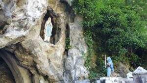 eglise sanctuaire grotte de cotatay le chambon feugerolles